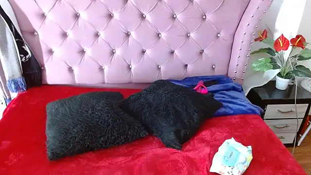 Snapshot of katalinathxandbritney1 chatting on February 3, 4:43 am katalinathxandbritney1 online show from February 3, 4:43 am