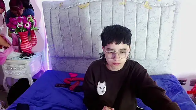 Snapshot of katalinathxandbritney1 chatting on February 5, 3:55 am katalinathxandbritney1 online show from February 5, 3:55 am