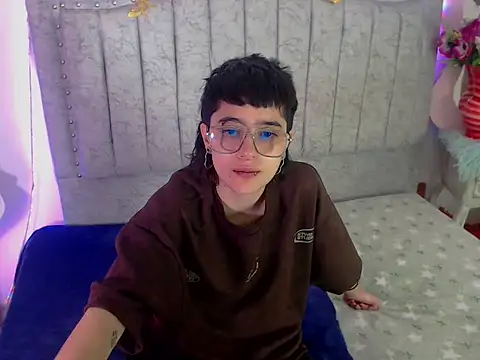 Snapshot of katalinathxandbritney1 chatting on February 6, 7:23 am katalinathxandbritney1 online show from February 6, 7:23 am