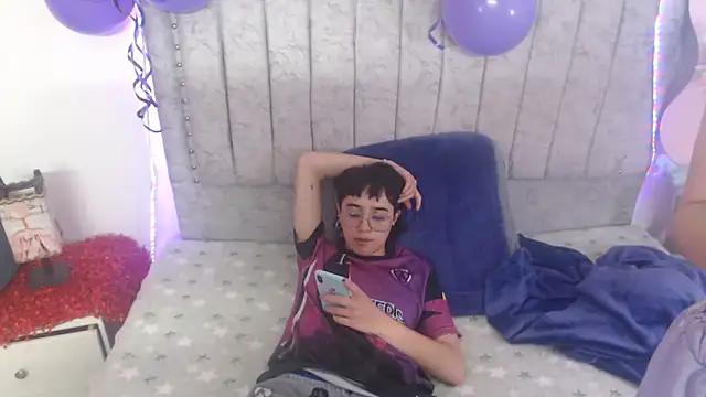 Snapshot of katalinathxandbritney1 chatting on February 18, 4:19 am katalinathxandbritney1 online show from February 18, 4:19 am