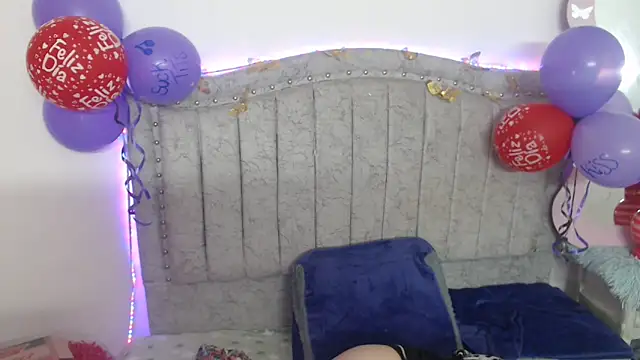 Snapshot of katalinathxandbritney1 chatting on February 20, 4:20 am katalinathxandbritney1 online show from February 20, 4:20 am