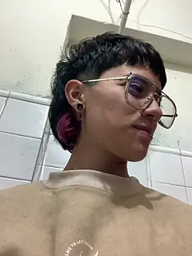 Snapshot of katalinathxandbritney1 chatting on February 26, 10:09 pm katalinathxandbritney1 online show from February 26, 10:09 pm