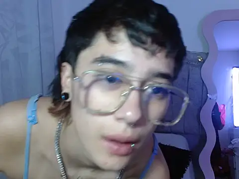 Snapshot of katalinathxandbritney1 chatting on March 26, 1:44 am katalinathxandbritney1 online show from March 26, 1:44 am