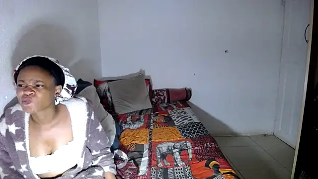 Snapshot of EbonyEssence chatting on April 11, 4:28 am EbonyEssence online show from April 11, 4:28 am