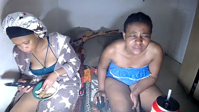 Snapshot of EbonyEssence chatting on April 12, 8:25 pm EbonyEssence online show from April 12, 8:25 pm