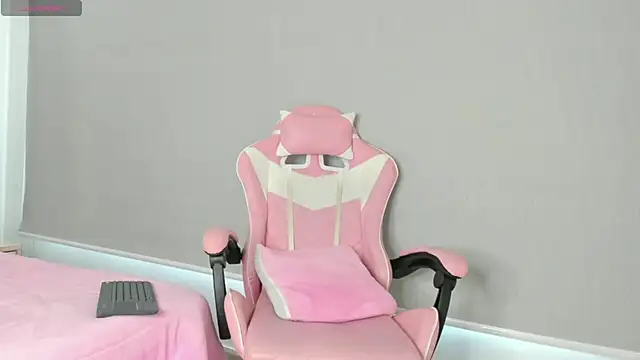 kendal hot01 online show from November 7, 1:00 pm