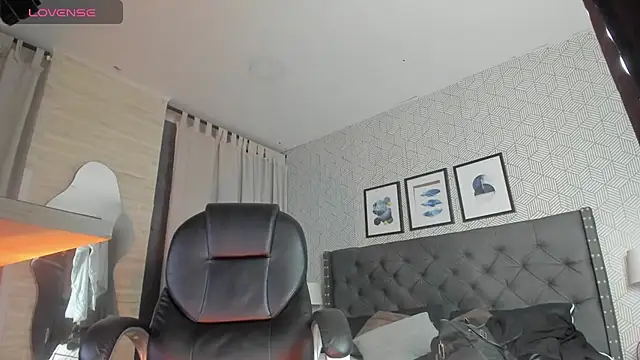 sweet  vanessa1 online show from October 14, 12:00 am