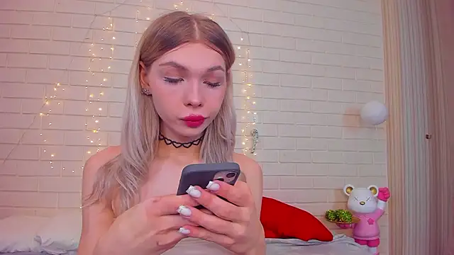 Snapshot of Blondy_Fina chatting on February 3, 4:32 am Blondy Fina online show from February 3, 4:32 am