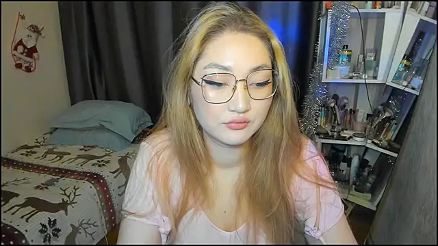 Snapshot of lyra_x chatting on December 17, 1:44 am lyra x online show from December 17, 1:44 am