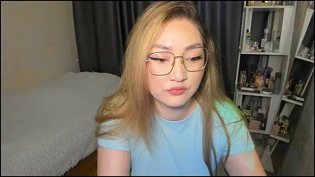 Snapshot of lyra_x chatting on February 7, 1:37 pm lyra x online show from February 7, 1:37 pm