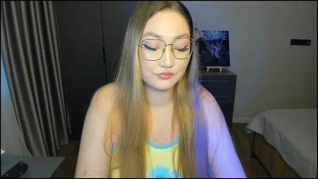 lyra x online show from August 1, 4:45 am