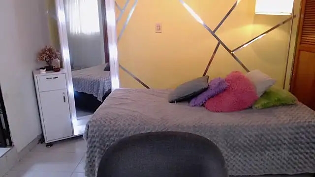 shirleyrojas online show from October 17, 8:00 pm