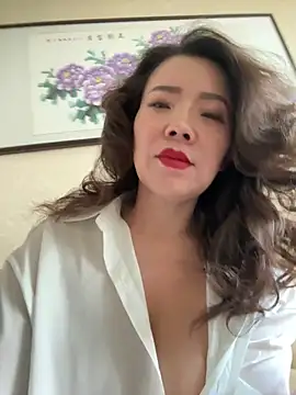 anna yngs online show from June 3, 1:52 am
