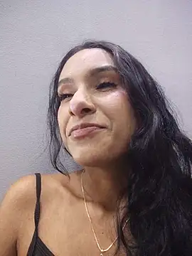 Snapshot of TharaMills chatting on June 26, 3:22 am TharaMills online show from June 26, 3:22 am