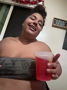 Snapshot of 1n0nlythroat chatting on February 20, 6:26 am 1n0nlythroat online show from February 20, 6:26 am