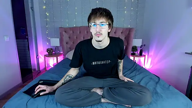 Snapshot of KiskaKurt chatting on November 16, 3:34 am KiskaKurt online show from November 16, 3:34 am