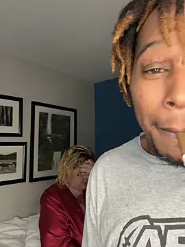 Snapshot of BigMfLuther chatting on December 21, 3:57 am BigMfLuther online show from December 21, 3:57 am