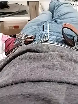 Snapshot of Pio185 chatting on November 6, 8:21 pm Pio185 online show from November 6, 8:21 pm