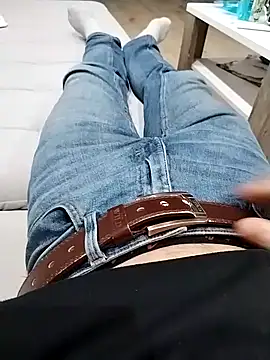 Snapshot of Pio185 chatting on November 17, 8:58 pm Pio185 online show from November 17, 8:58 pm