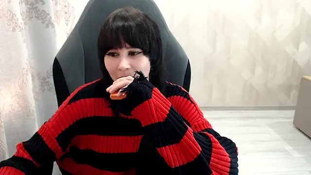 Snapshot of MistyDark chatting on October 9, 10:24 am MistyDark online show from October 9, 10:24 am