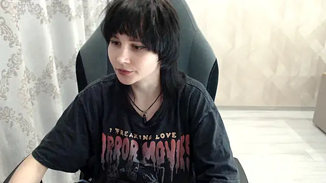 Snapshot of MistyDark chatting on October 14, 9:32 am MistyDark online show from October 14, 9:32 am