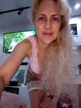 Snapshot of KissMiSveet chatting on April 26, 3:21 pm KissMiSveet online show from April 26, 3:21 pm