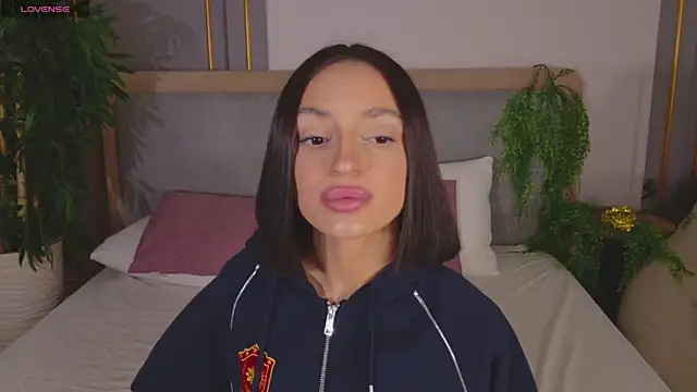 AdoraCortes online show from April 13, 5:02 am