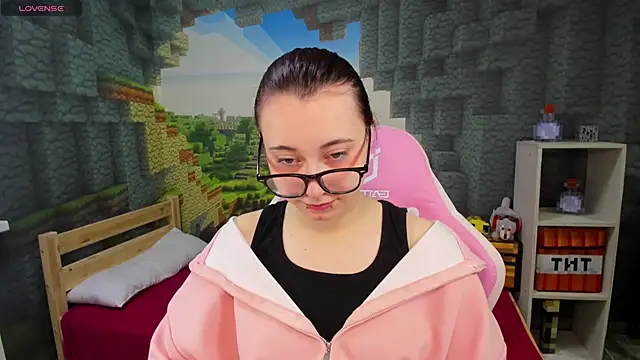 ClaraParks online show from December 3, 8:18 pm