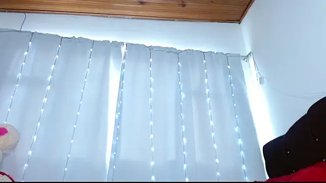 Charlothe Wright online show from April 26, 5:10 pm