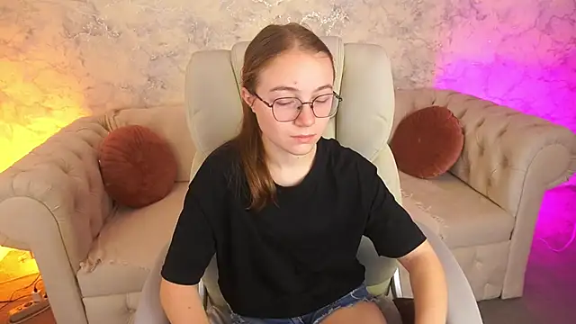 ArrinaWairr online show from November 4, 8:35 am