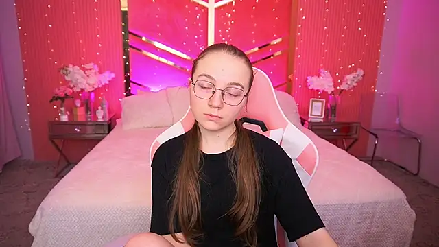 Snapshot of ArrinaWairr chatting on February 12, 9:04 am ArrinaWairr online show from February 12, 9:04 am