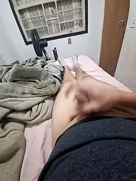 Snapshot of feehzungi0000 chatting on November 16, 2:50 am feehzungi0000 online show from November 16, 2:50 am