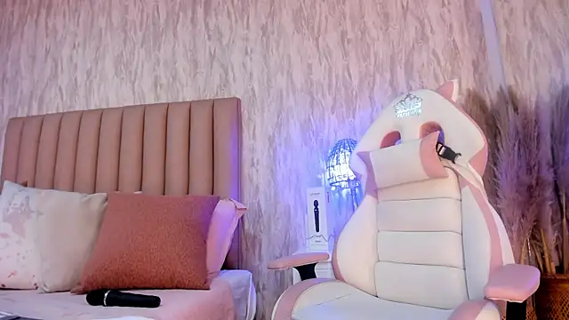 Snapshot of Emely_florence_ chatting on February 4, 7:53 pm Emely florence online show from February 4, 7:53 pm