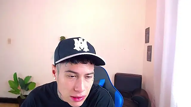 Snapshot of setthomas chatting on October 14, 2:51 pm setthomas online show from October 14, 2:51 pm