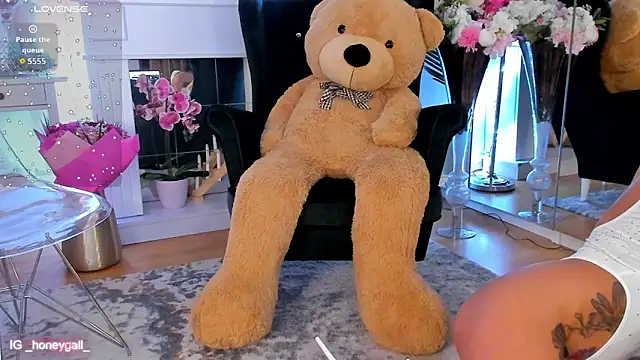 Snapshot of GallienneGold chatting on January 19, 2:21 pm GallienneGold online show from January 19, 2:21 pm