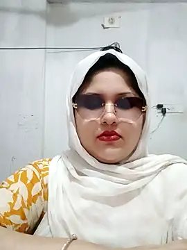 Snapshot of Nusrat-N chatting on June 5, 12:39 am Nusrat-N online show from June 5, 12:39 am