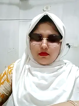 Snapshot of Nusrat-N chatting on June 22, 10:23 am Nusrat-N online show from June 22, 10:23 am