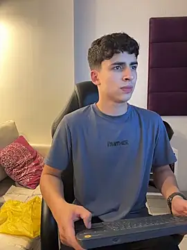 AdrianRinaldi online show from December 2, 8:04 pm