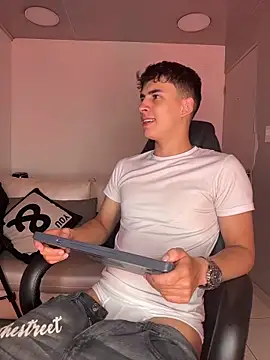 AdrianRinaldi online show from March 8, 8:01 pm