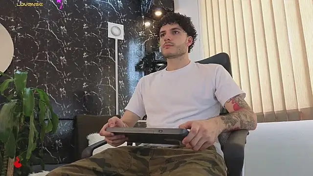 Snapshot of Rafael_Mendezz chatting on March 12, 8:48 pm Rafael Mendezz online show from March 12, 8:48 pm