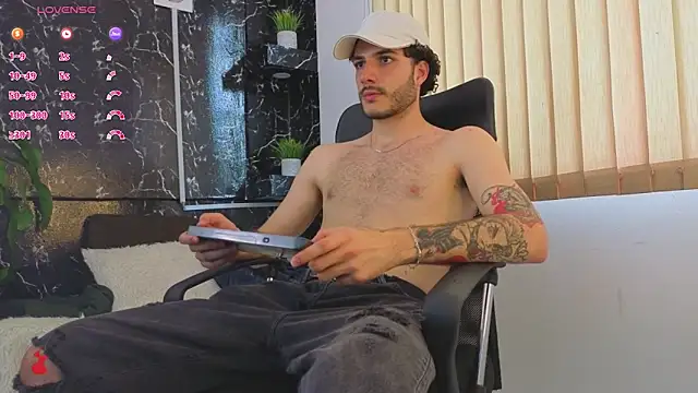 Snapshot of Rafael_Mendezz chatting on April 10, 8:35 pm Rafael Mendezz online show from April 10, 8:35 pm