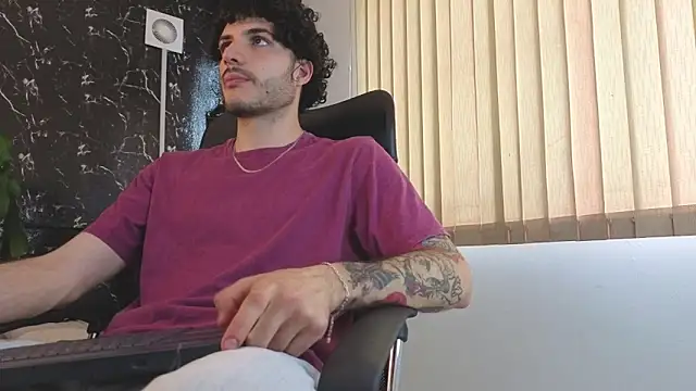 Snapshot of Rafael_Mendezz chatting on April 15, 8:42 pm Rafael Mendezz online show from April 15, 8:42 pm