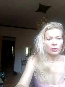 Julia Giulia online show from October 3, 10:45 am