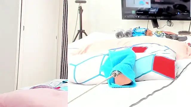 Snapshot of Alani_Queen chatting on October 19, 8:09 pm Alani Queen online show from October 19, 8:09 pm