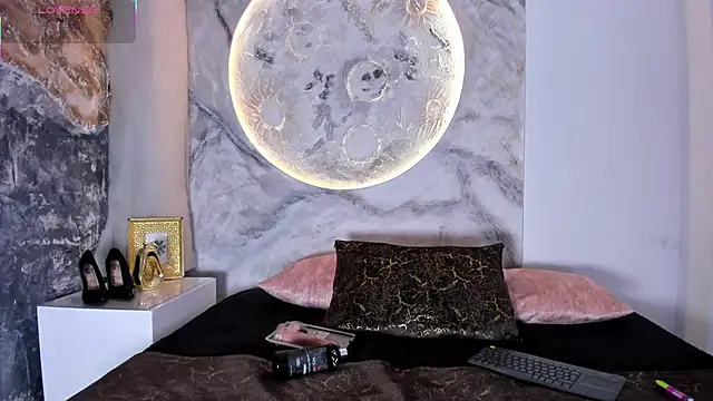 RoxanaBorns  online show from November 25, 1:44 pm