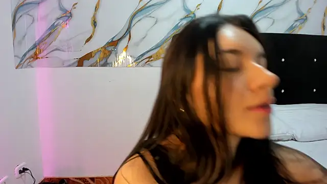 Snapshot of RoxanaBorns_ chatting on May 3, 8:42 am RoxanaBorns online show from May 3, 8:42 am