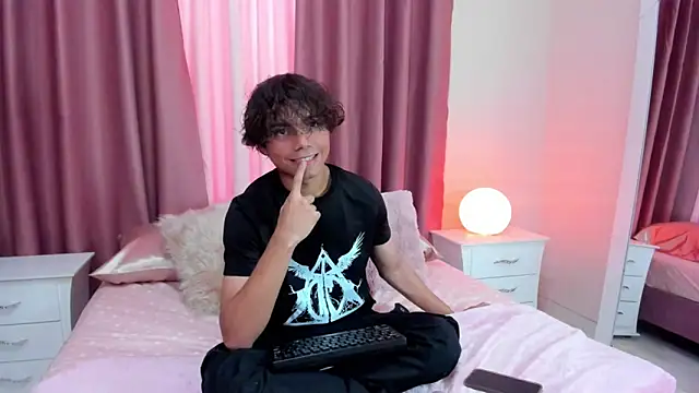 Snapshot of Honeymoon_sariel chatting on October 16, 7:26 pm Honeymoon sariel online show from October 16, 7:26 pm