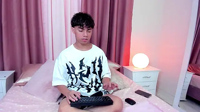 Snapshot of Honeymoon_sariel chatting on October 20, 1:11 pm Honeymoon sariel online show from October 20, 1:11 pm