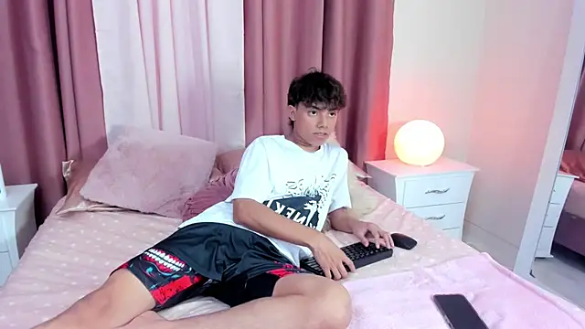 Snapshot of Honeymoon_sariel chatting on October 27, 8:35 pm Honeymoon sariel online show from October 27, 8:35 pm