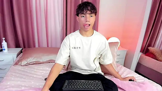 Snapshot of Honeymoon_sariel chatting on November 9, 8:07 pm Honeymoon sariel online show from November 9, 8:07 pm